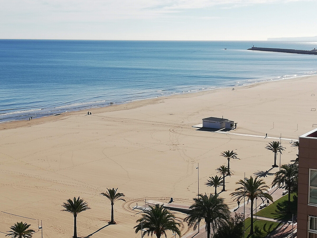 Studio première ligne de plage, 12e étage, piscine à Gandía - Photo 8