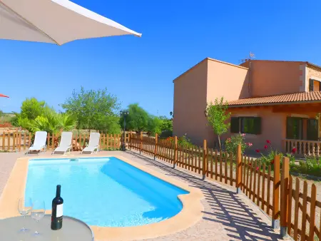 Location gite à Campos, Charmante villa avec piscine et jardin à Campos