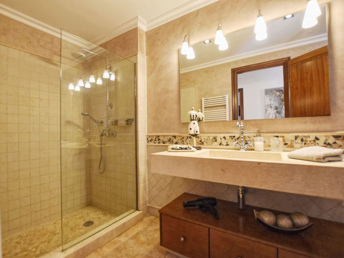 Canova – Maison 8 chambres, piscine et 14 000 m² - Photo 36