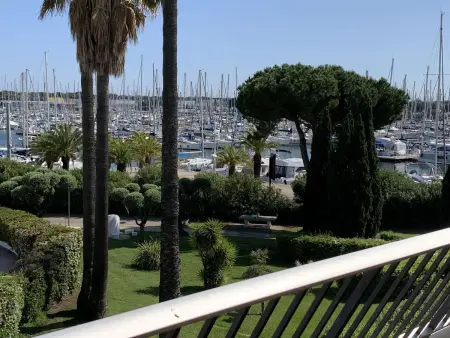 Appartement 2 pièces rénové, terrasse 12 m² et clim à Port Camargue : photo 2