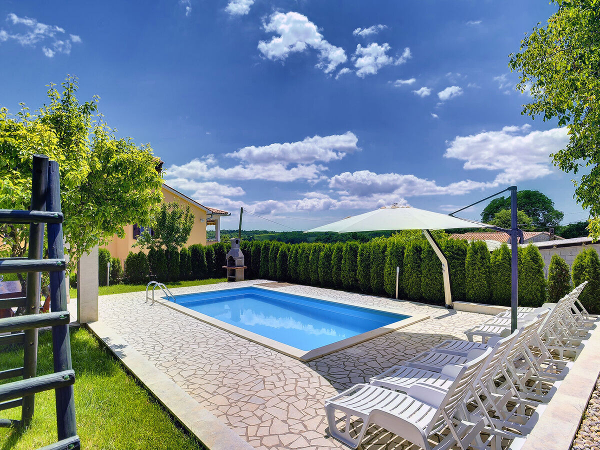 Villa Semy : maison 5 chambres avec piscine à Bazgalji - Photo 1