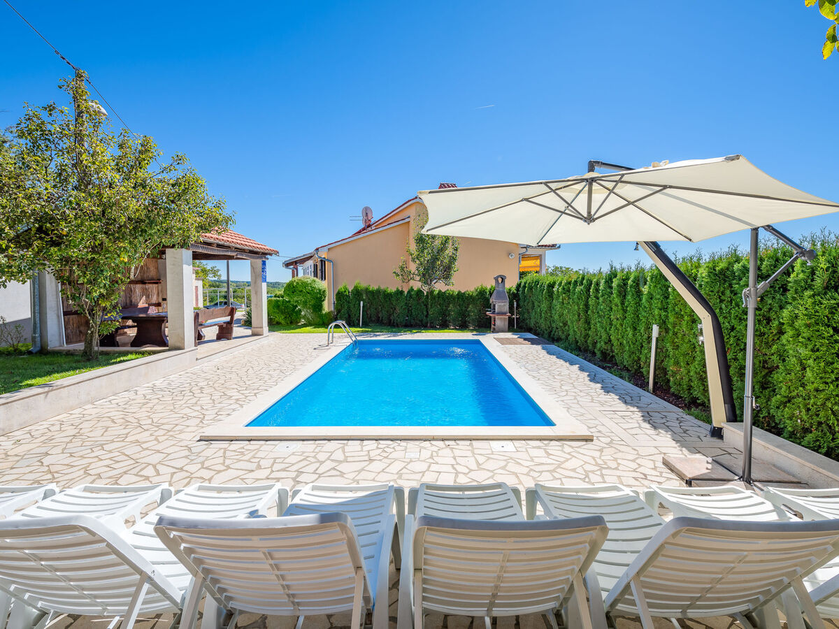 Villa Semy : maison 5 chambres avec piscine à Bazgalji - Photo 32