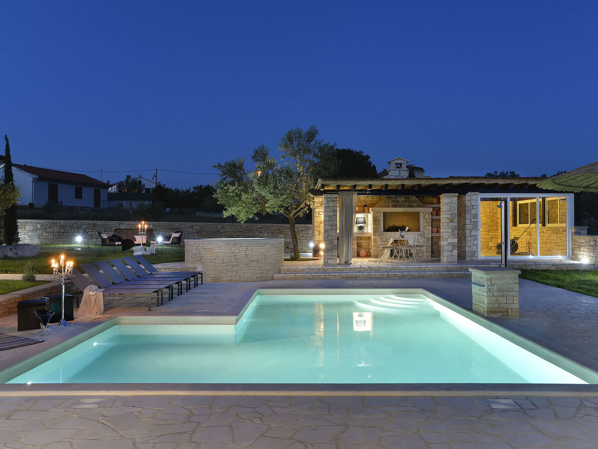 Villa Paradiso – Maison 4 chambres avec piscine chauffée à Rovinj - Photo 1