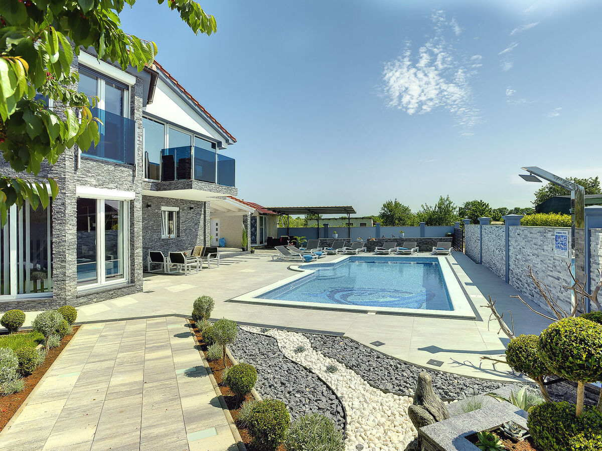 Villa Danijela : 2 appartements, piscine à Fažana - Photo 1