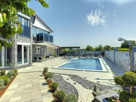 Villa Danijela : 2 appartements, piscine à Fažana