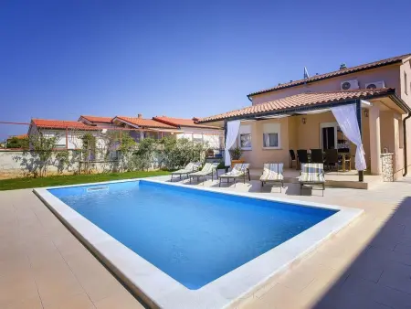 Villa Rudy – Maison 4 chambres avec piscine à Fažana