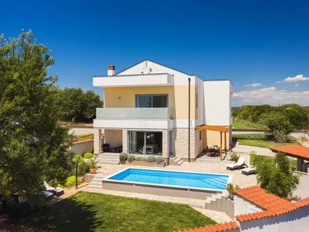 Villa White, maison moderne avec piscine à Fažana