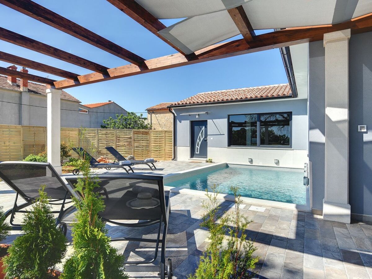 Villa Sunny Home, maison 2 chambres avec piscine à Galižana - Photo 1