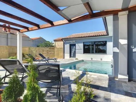 Villa Sunny Home, maison 2 chambres avec piscine à Galižana