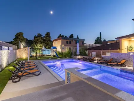 Villa Istrakamen : 18 personnes, piscine et jeux : photo 2