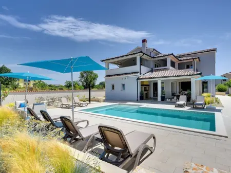 Villa Dream à Premantura : maison 4 chambres avec piscine