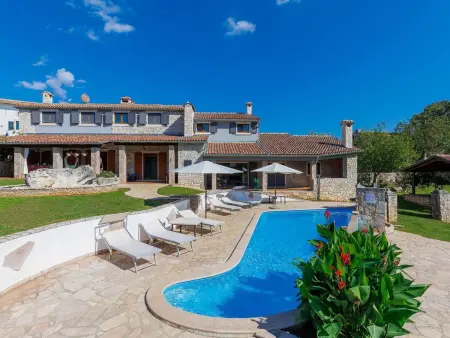 Villa Jurazini : maison 7 chambres avec piscine