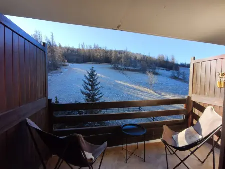 Location appartement à Enchastrayes, Studio confortable au pied des pistes avec balcon