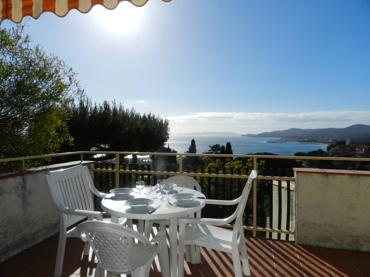 Appartement vue mer avec terrasse et parking au Lavandou - Photo 1