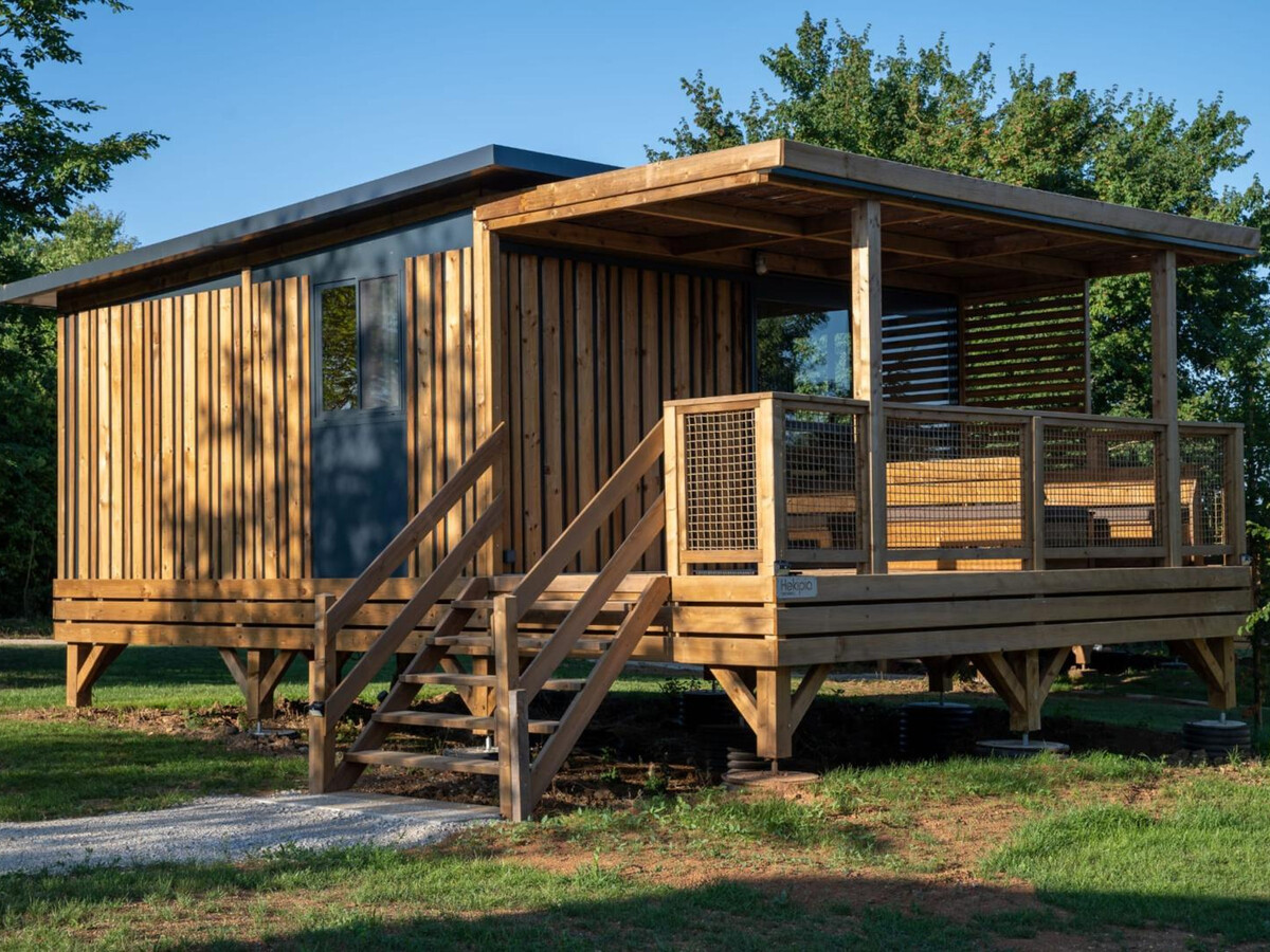 Cabane avec terrasse et piscine à Bioussac - Photo 4