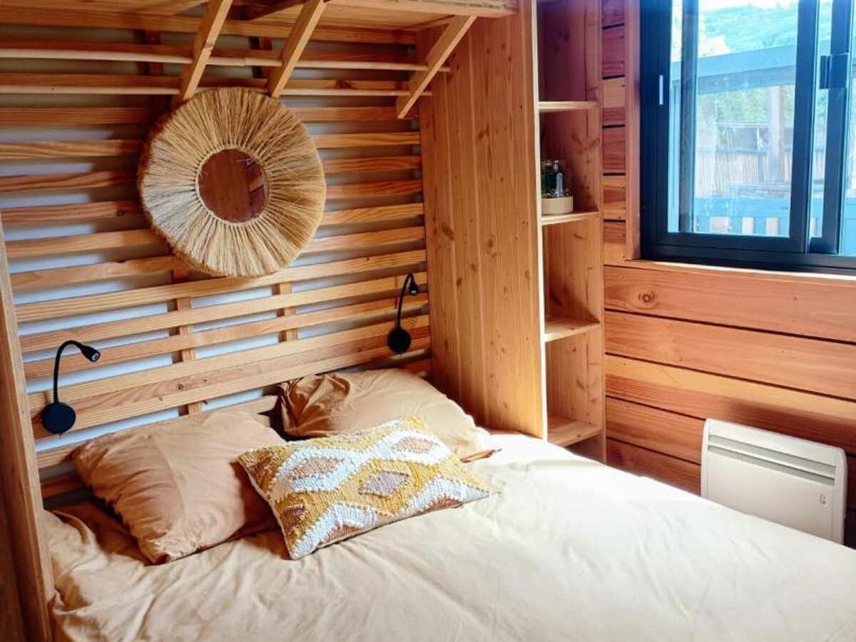 Cabane avec terrasse et piscine à Bioussac - Photo 13