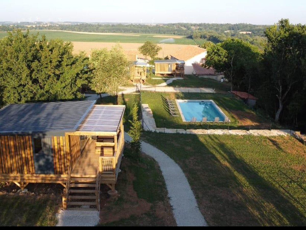 Cabane avec terrasse et piscine à Bioussac - Photo 17