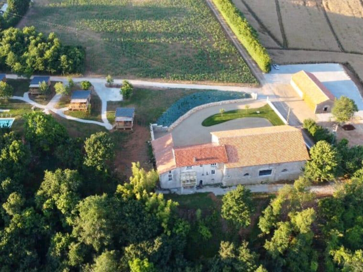 Cabane avec terrasse et piscine à Bioussac - Photo 21