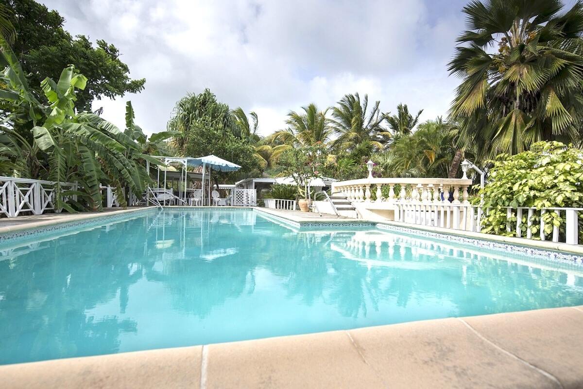 Bungalow avec jacuzzi partagé et piscine à Grand-Bourg, Guadeloupe - Photo 1