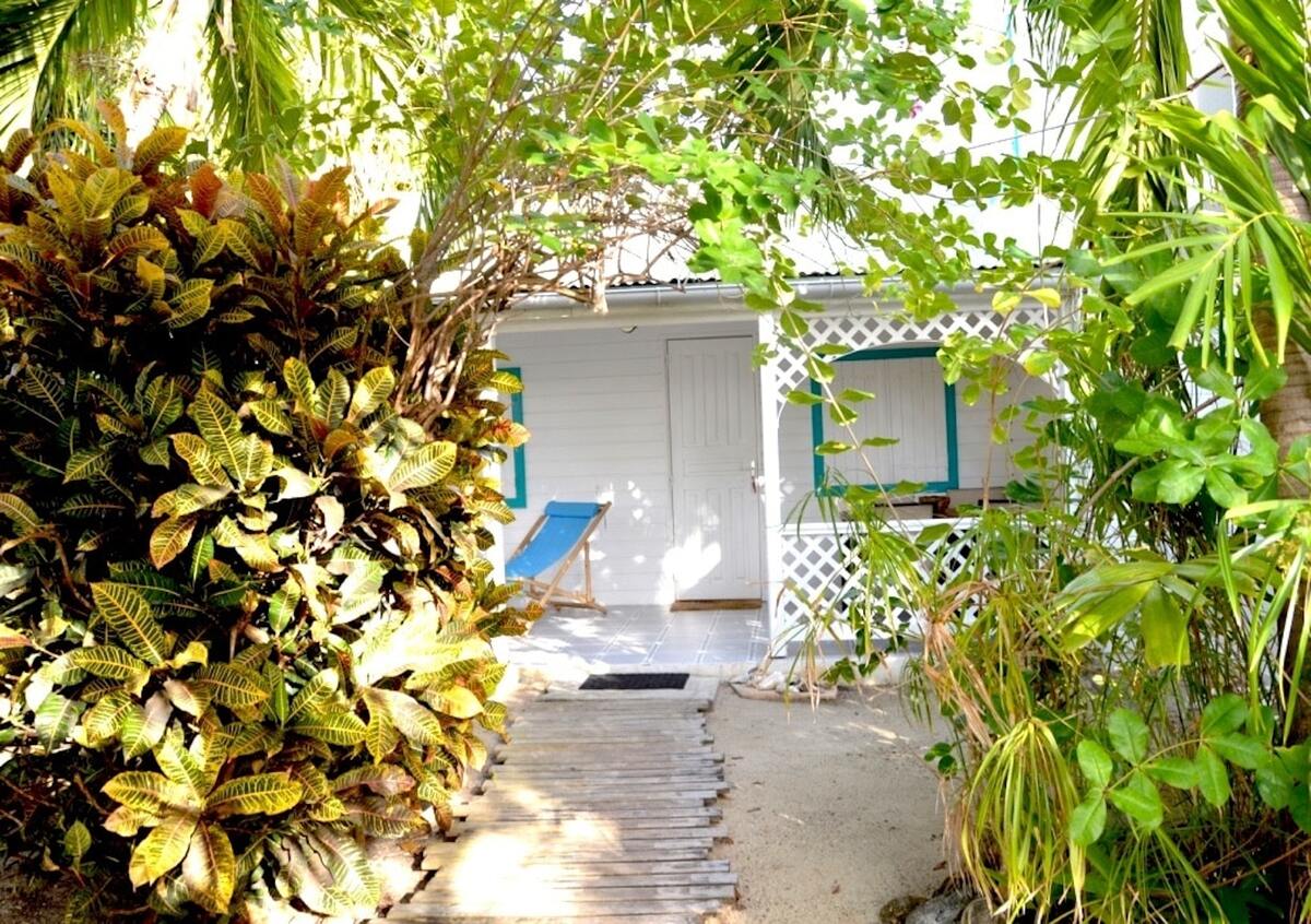 Bungalow avec jacuzzi partagé et piscine à Grand-Bourg, Guadeloupe - Photo 2