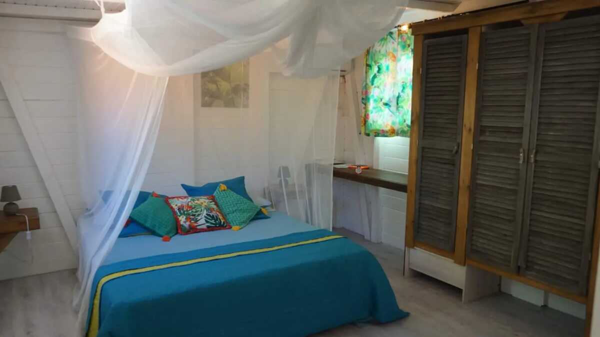 Bungalow avec jardin privé et piscine partagée à Grand Bourg - Photo 1