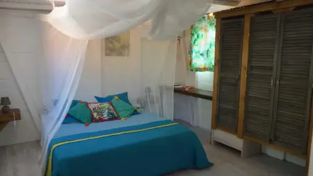 Location bungalow à Grand Bourg, Bungalow moderne avec jardin privé à Grand Bourg