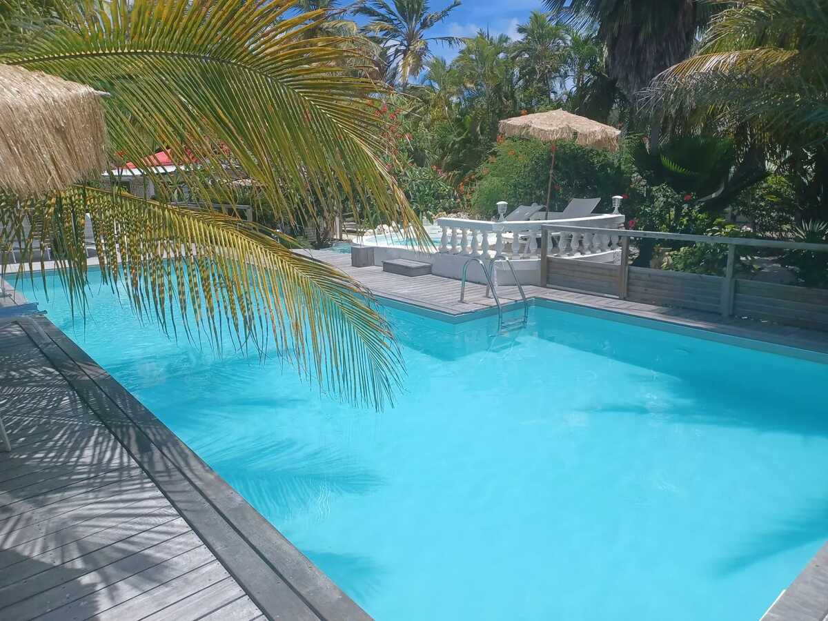 Bungalow avec jacuzzi et piscine partagée à Grand-Bourg, Guadeloupe - Photo 1