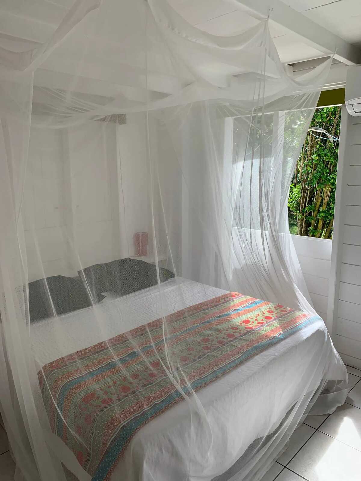 Bungalow avec jacuzzi et piscine partagée à Grand-Bourg, Guadeloupe - Photo 4