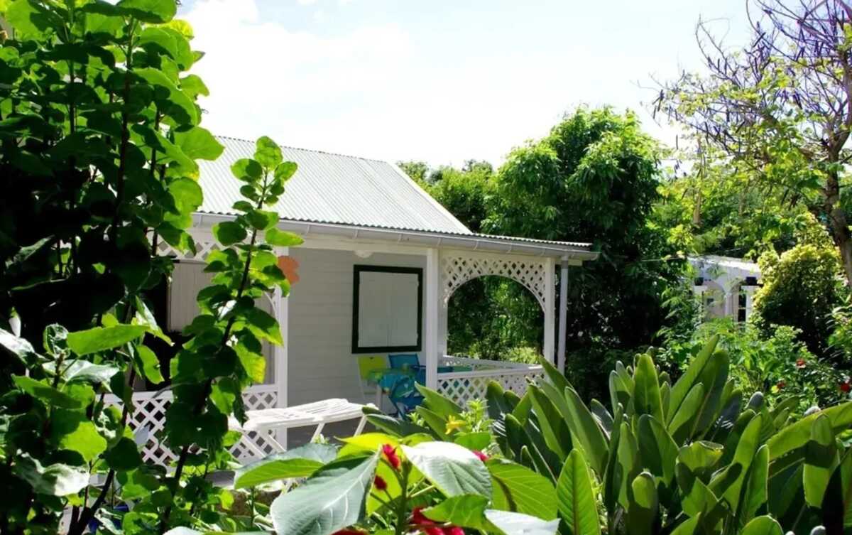 Bungalow avec jacuzzi et piscine partagée à Grand-Bourg, Guadeloupe - Photo 7