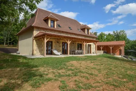 Location maison à Saint Médard d’Excideuil, Élégante villa pour 10 personnes avec piscine et vue sur le château