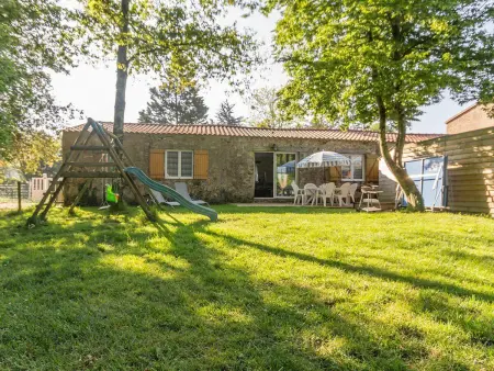 Location gite à Port Saint Père, Gîte confortable avec jardin et piscine commune