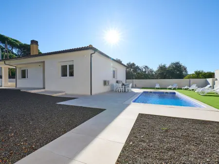 Location villa à Vidreres, Maison moderne rénovée avec piscine privée et WiFi, près de la Costa Brava