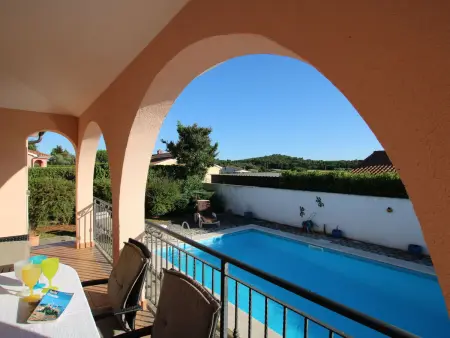 Villa Neela à Dracevac : maison 3 chambres avec piscine