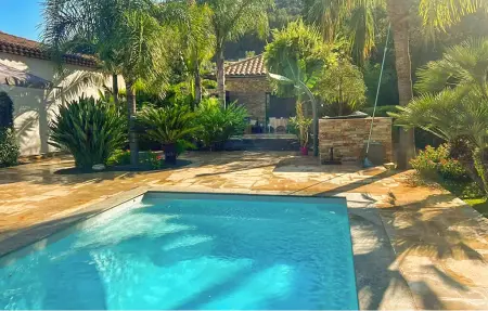 Location maison à Solliès Pont, Très beau gîte piscine - spa