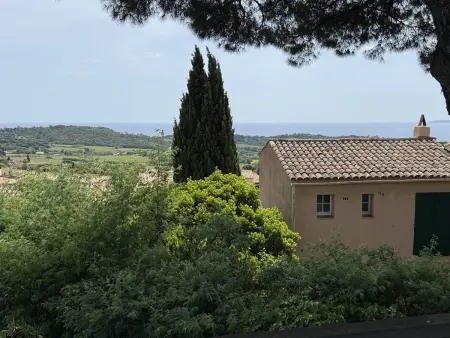 Location appartement à La Croix Valmer, Joli mas à La Croix-Valmer avec piscine et terrasse vue mer