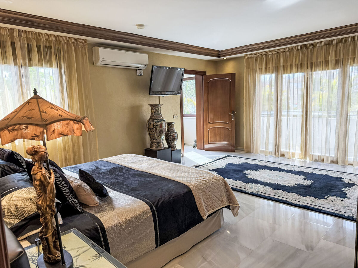 Villa 5 chambres avec salle de jeux 64m², piscine chauffée à Marbella - Photo 20