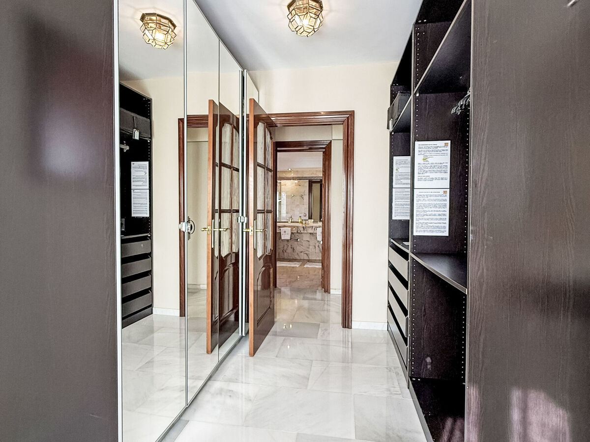 Villa 5 chambres avec salle de jeux 64m², piscine chauffée à Marbella - Photo 22
