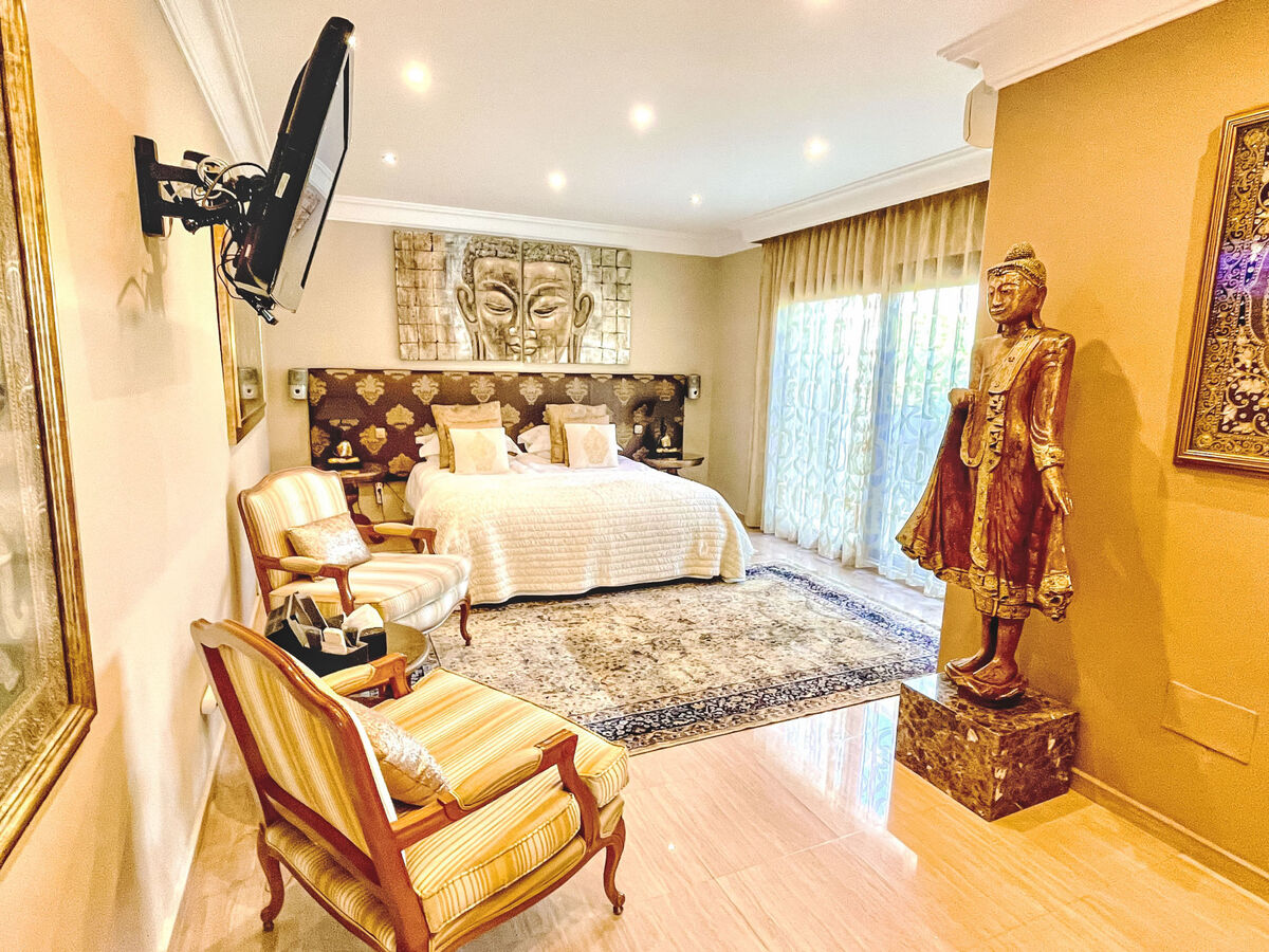 Villa 5 chambres avec salle de jeux 64m², piscine chauffée à Marbella - Photo 26
