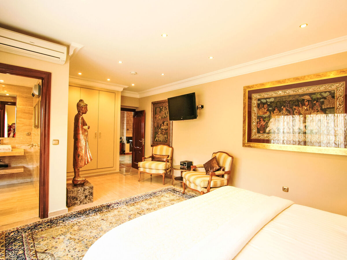 Villa 5 chambres avec salle de jeux 64m², piscine chauffée à Marbella - Photo 27