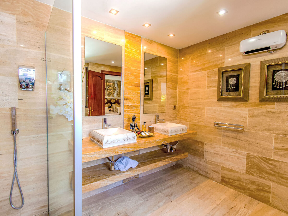 Villa 5 chambres avec salle de jeux 64m², piscine chauffée à Marbella - Photo 28