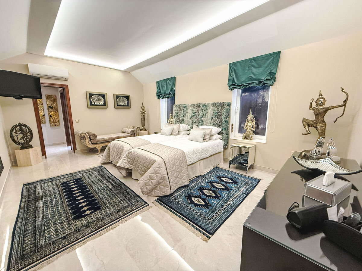 Villa 5 chambres avec salle de jeux 64m², piscine chauffée à Marbella - Photo 33
