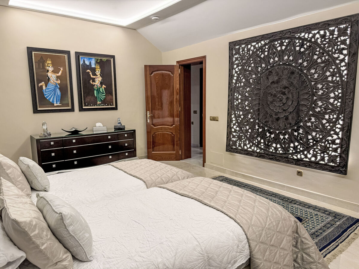 Villa 5 chambres avec salle de jeux 64m², piscine chauffée à Marbella - Photo 34
