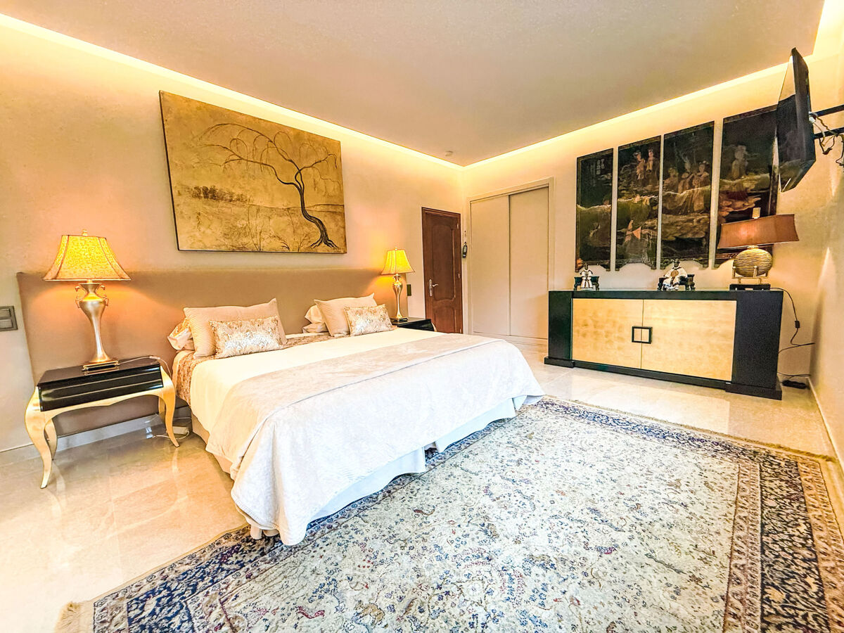 Villa 5 chambres avec salle de jeux 64m², piscine chauffée à Marbella - Photo 37