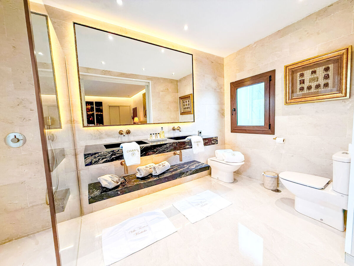 Villa 5 chambres avec salle de jeux 64m², piscine chauffée à Marbella - Photo 39