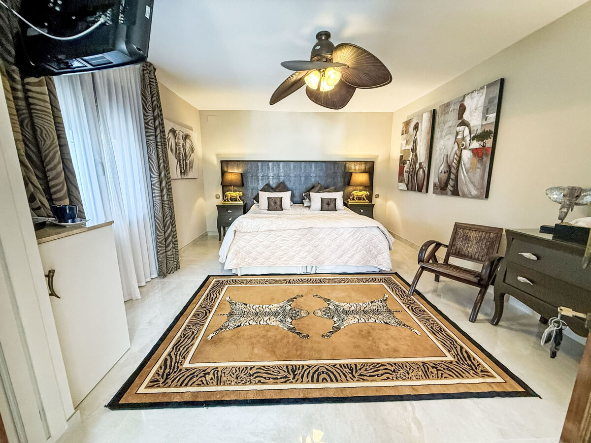 Villa 5 chambres avec salle de jeux 64m², piscine chauffée à Marbella - Photo 43