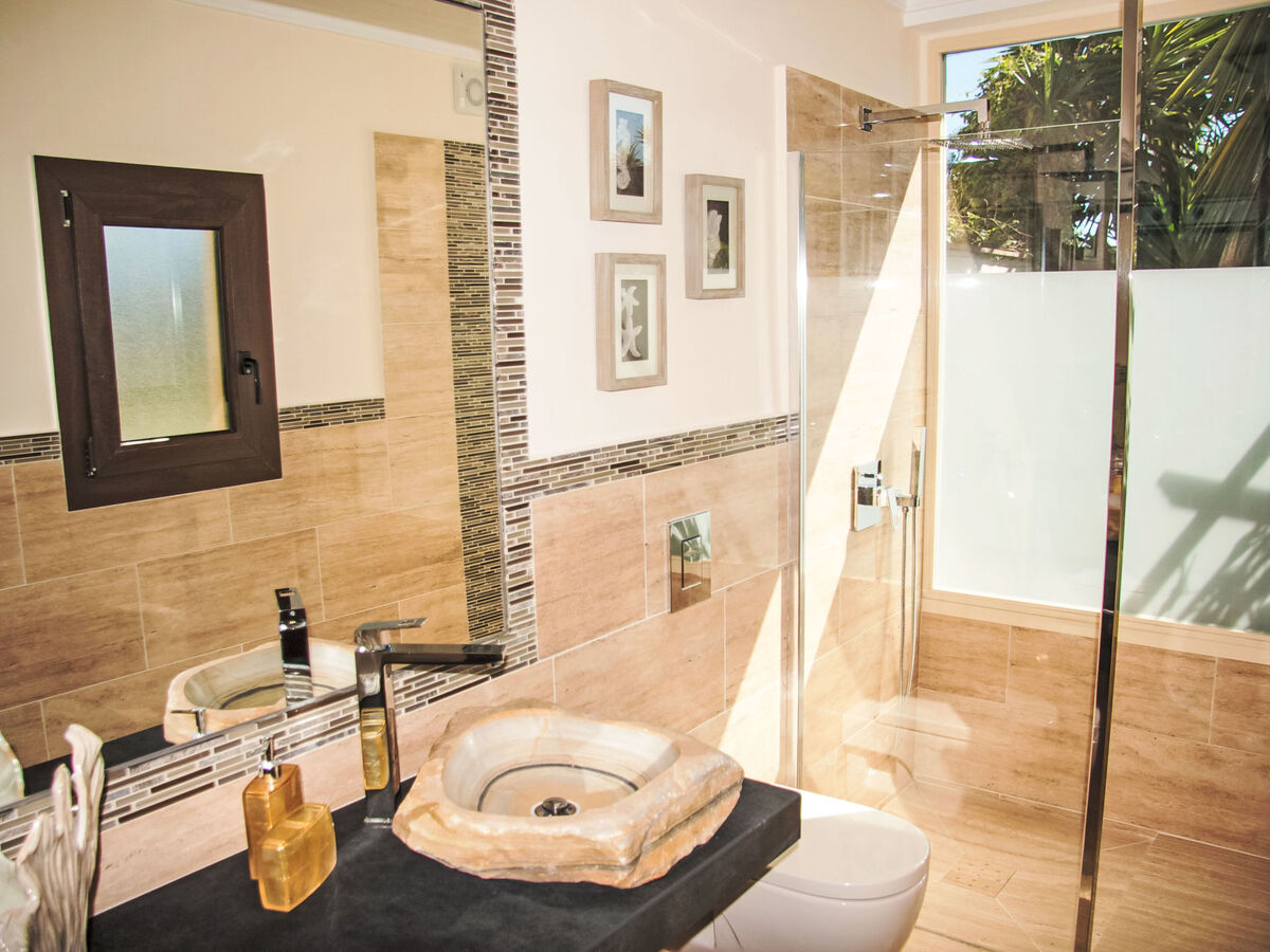 Villa 5 chambres avec salle de jeux 64m², piscine chauffée à Marbella - Photo 46
