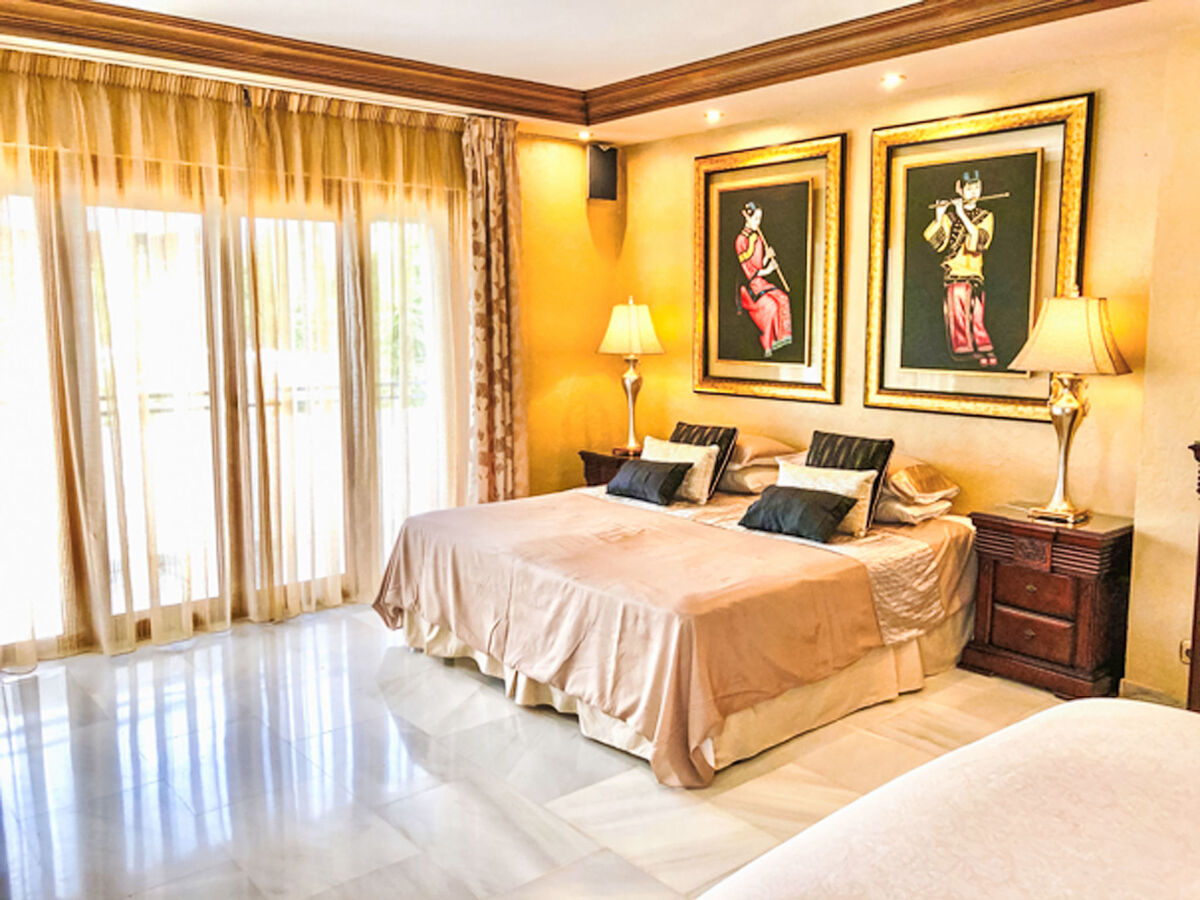 Villa 5 chambres avec salle de jeux 64m², piscine chauffée à Marbella - Photo 55