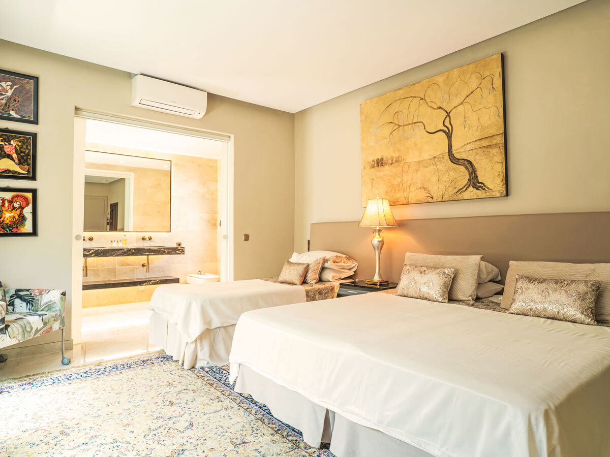 Villa 5 chambres avec salle de jeux 64m², piscine chauffée à Marbella - Photo 59