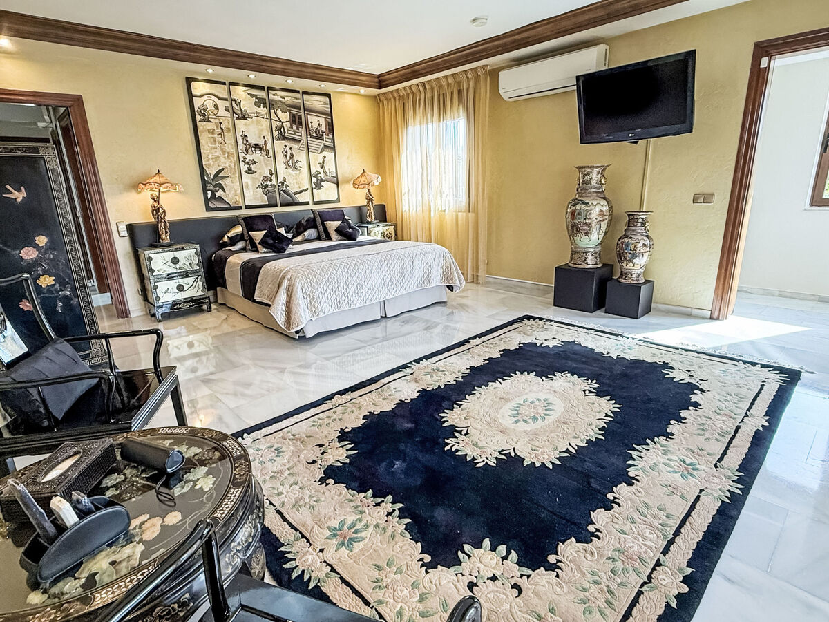 Villa 5 chambres avec salle de jeux 64m², piscine chauffée à Marbella - Photo 76