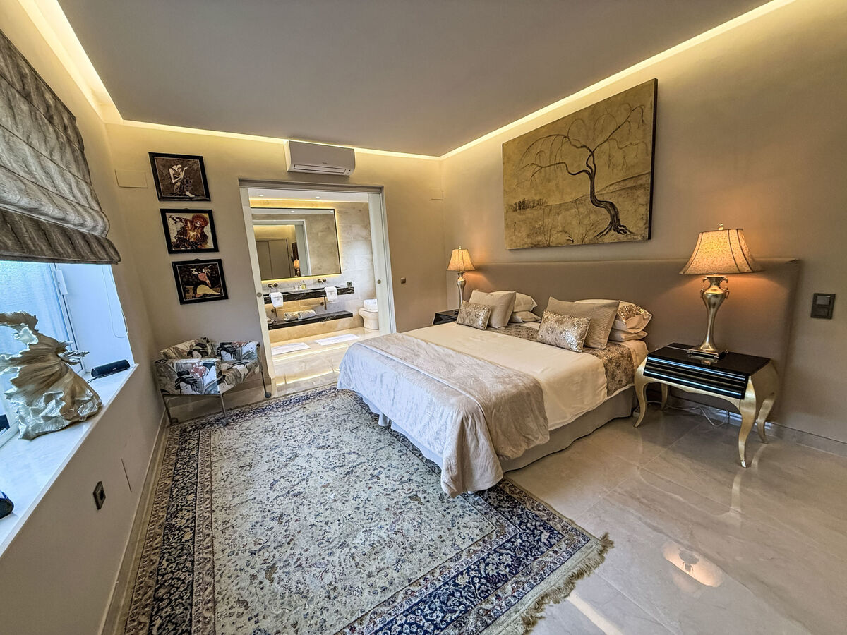 Villa 5 chambres avec salle de jeux 64m², piscine chauffée à Marbella - Photo 79